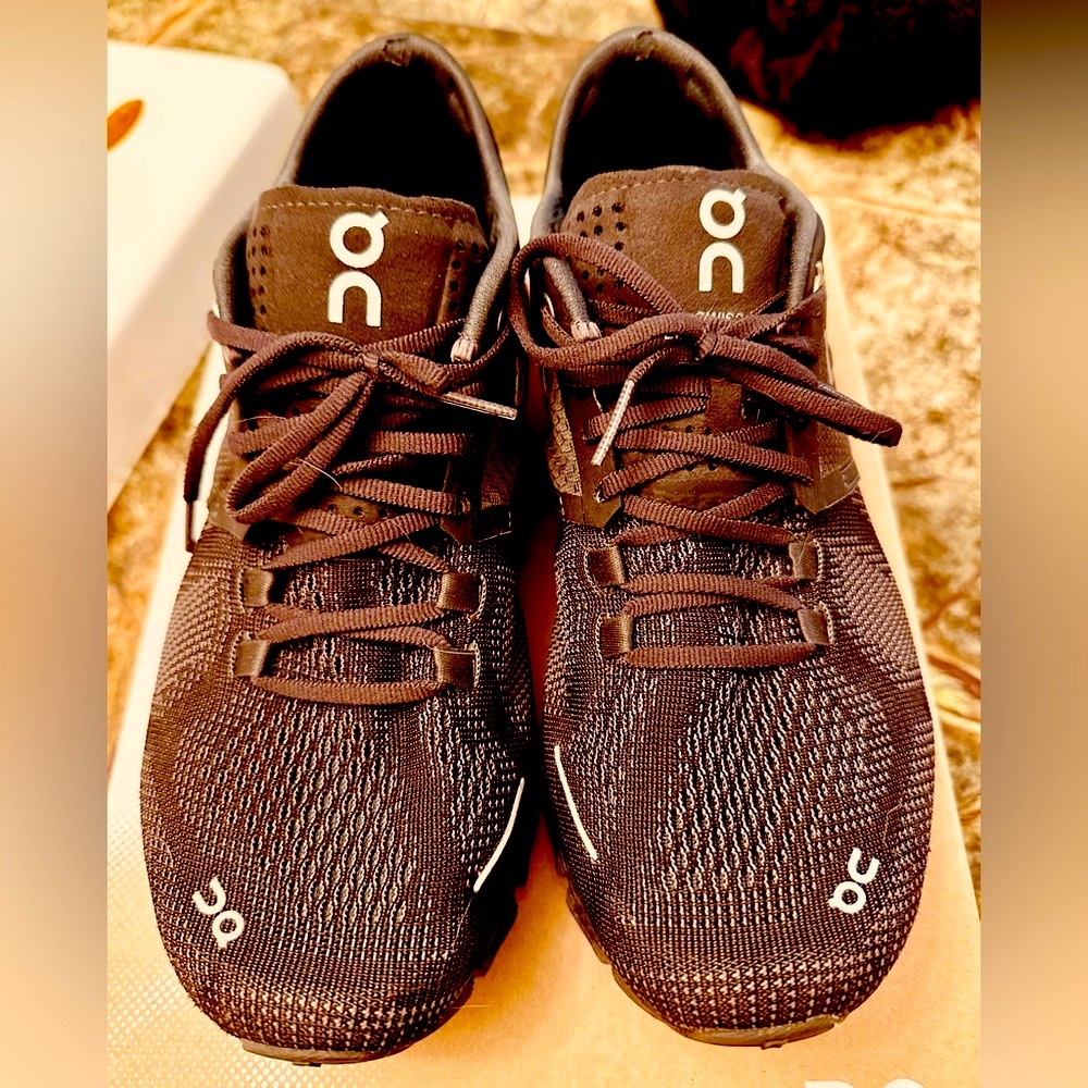 ON Tennis Shoes size 7 1/2 Excellent condition as pictured